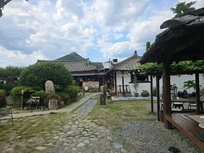 정갈하게 꾸며진 야외 테이블 공간