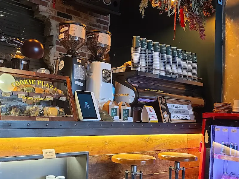 Coffee Plaza 카운터석