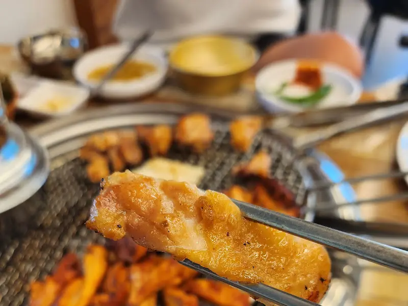 잘 익은 닭갈비 한 점