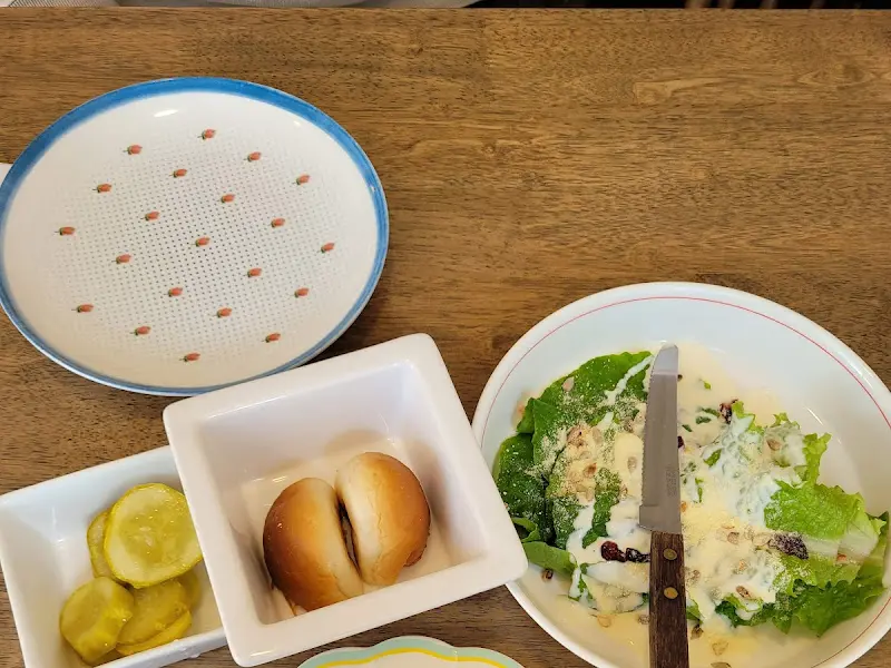 식사 전 제공되는 빵과 샐러드, 피클