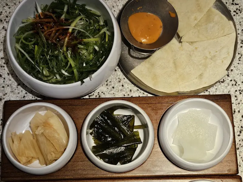 다채로운 밑반찬과 소스