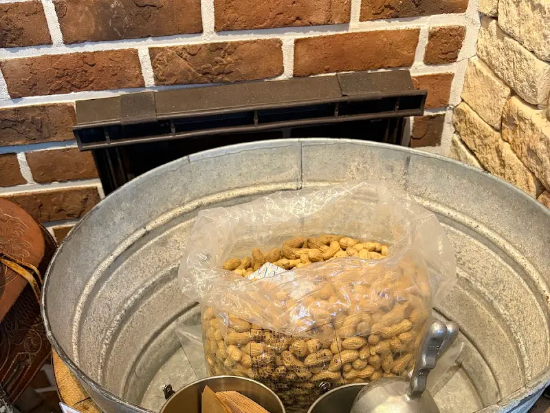 테이블에 놓인 땅콩 바구니