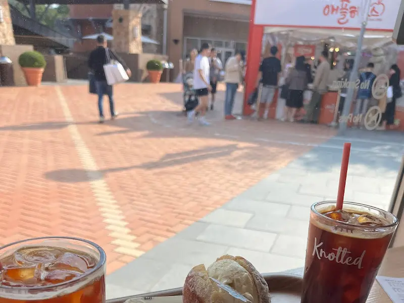 노티드 매장 야외 테이블 전경