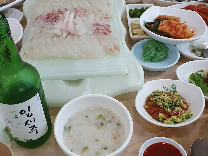 활어회와 다양한 해산물