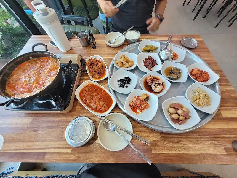 한 상 가득 차려진 갈치백반