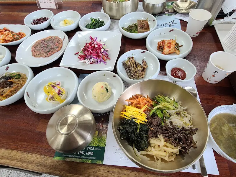 한상 가득 차려진 음식