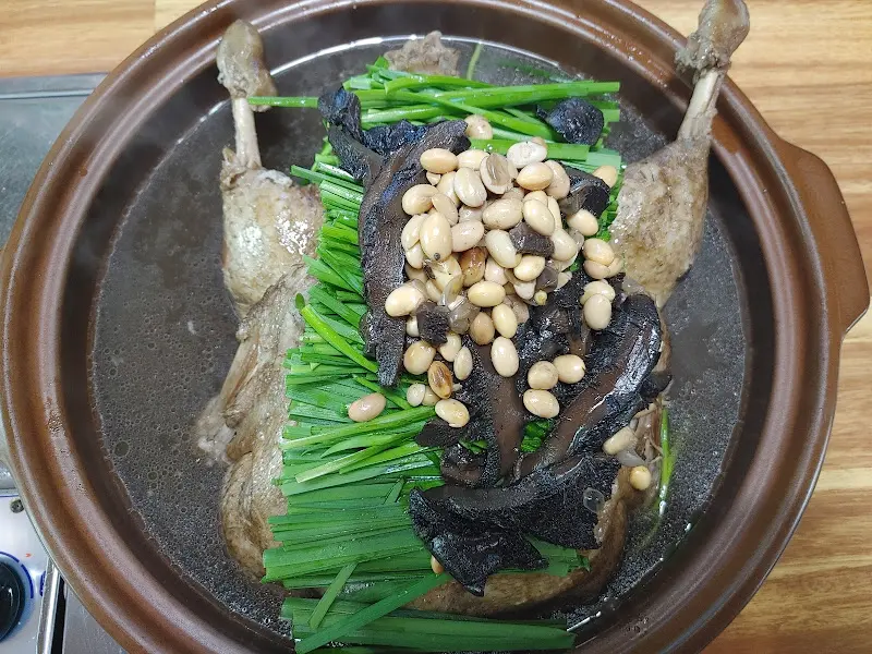 능이버섯과 부추가 듬뿍 올라간 능이오리백숙