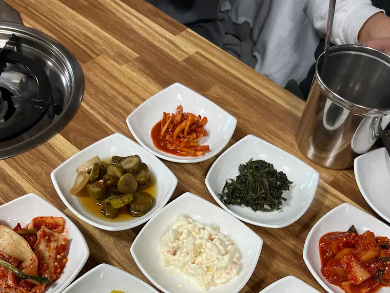 정갈하게 담긴 밑반찬들