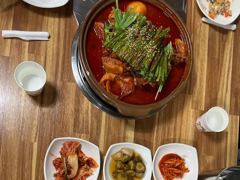 능이오리백숙과 정갈한 밑반찬 한 상 차림