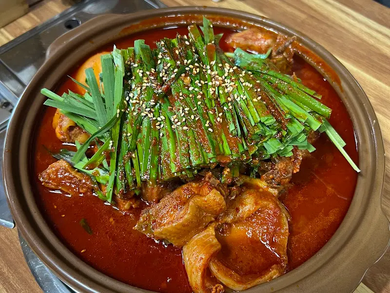 닭볶음탕 위에 수북하게 쌓인 부추