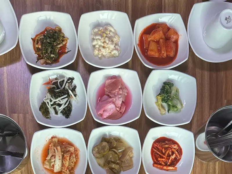 다양한 종류의 밑반찬들