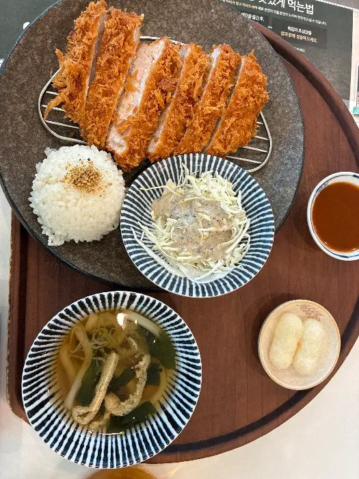 먹기 좋게 썰려 나온 바삭한 돈까스