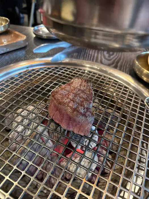 숯불 위에서 익어가는 소고기