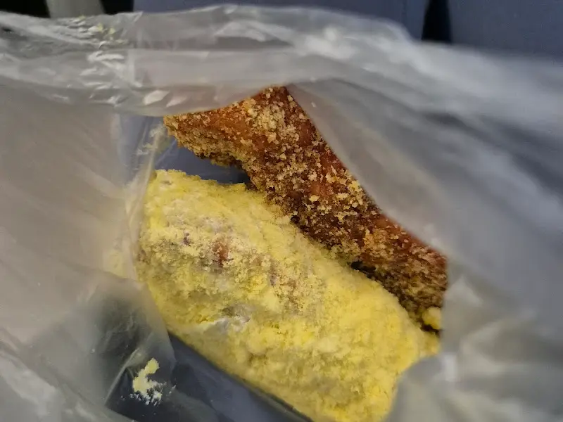 봉투에 담긴 꽈배기