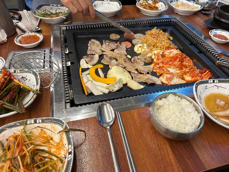 볶음밥 재료를 넣고 볶는 모습