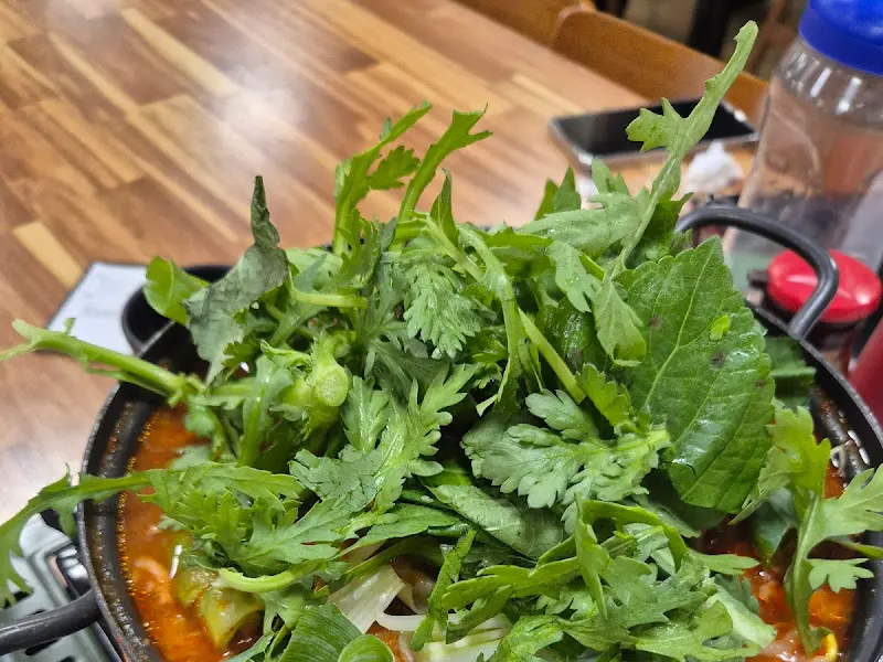 매운탕 속 쑥갓