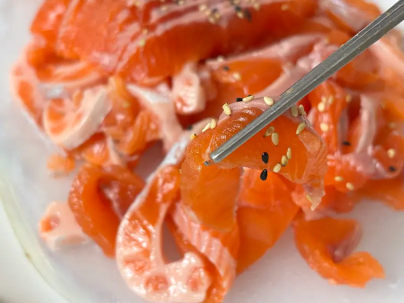 젓가락으로 송어회 들기