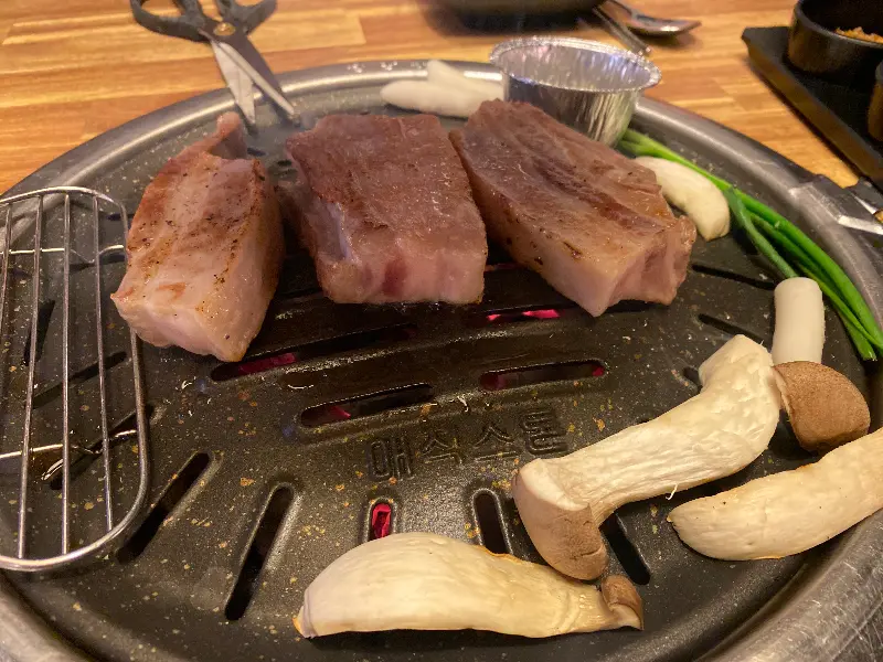 숯불 위에 구워진 고기의 모습