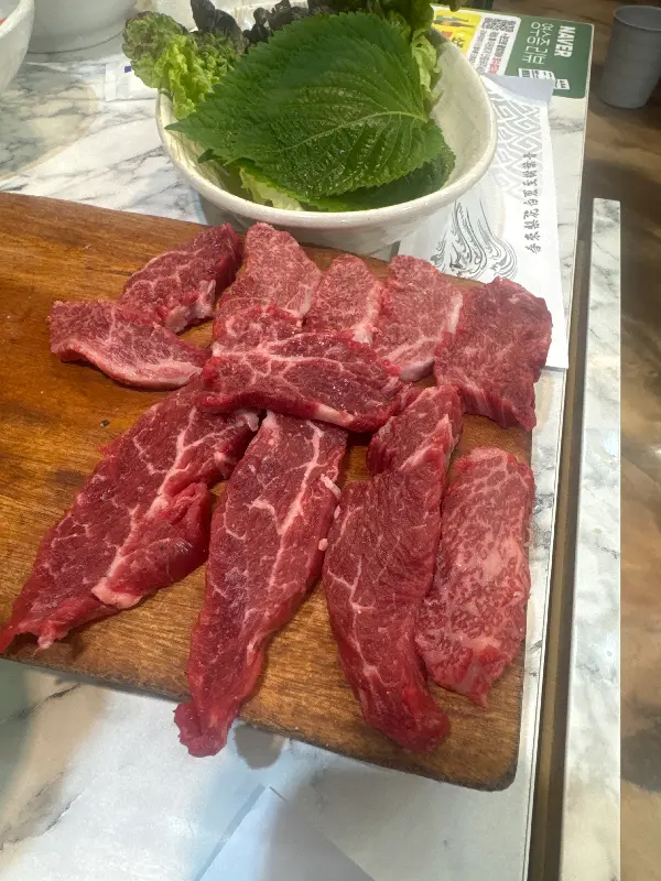 고기 한 점과 쌈 채소