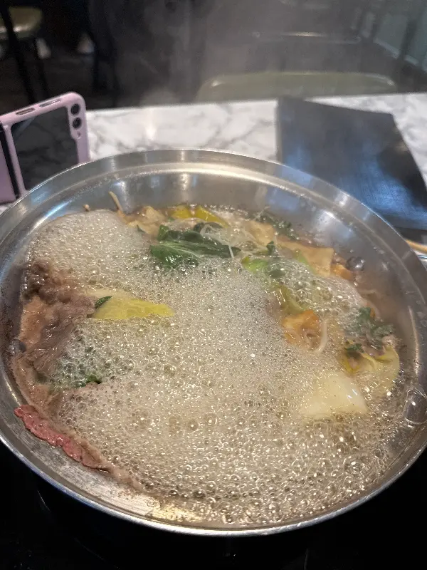 육수에 샤브샤브 재료를 넣고 끓이는 모습