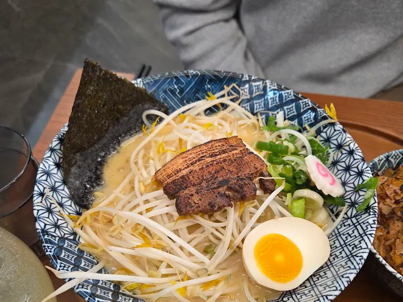 매콤한 국물이 일품인 매운 돈코츠 라멘