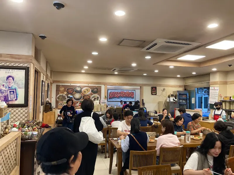 활기 넘치는 식당 내부