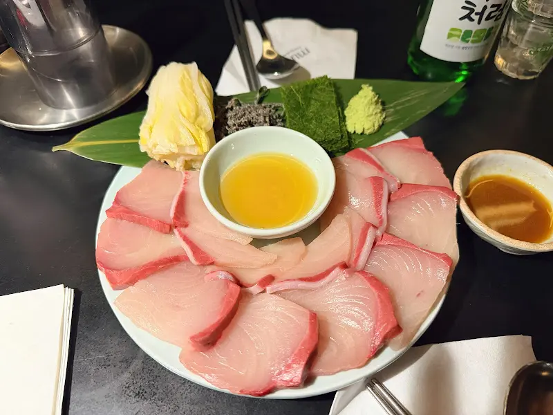 신선한 한우 차돌 육사시미, 붉은 빛깔과 윤기가 식욕을 자극한다.