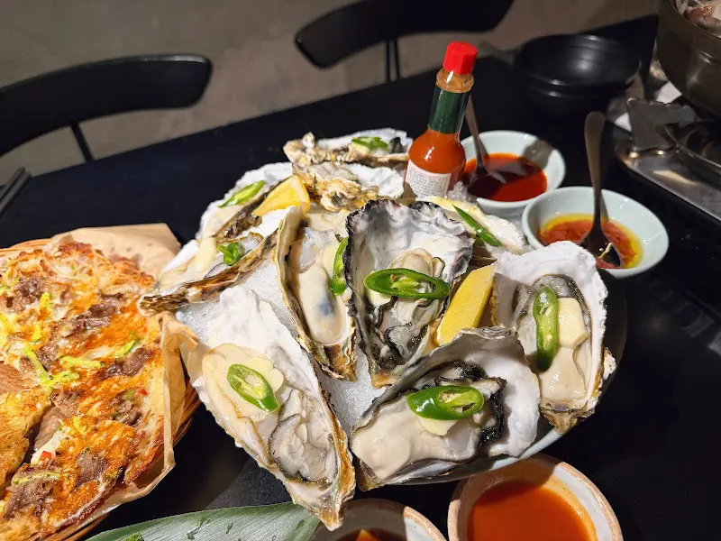 신선한 석화, 레몬즙을 뿌려 먹으면 입안 가득 바다 향이 퍼진다.