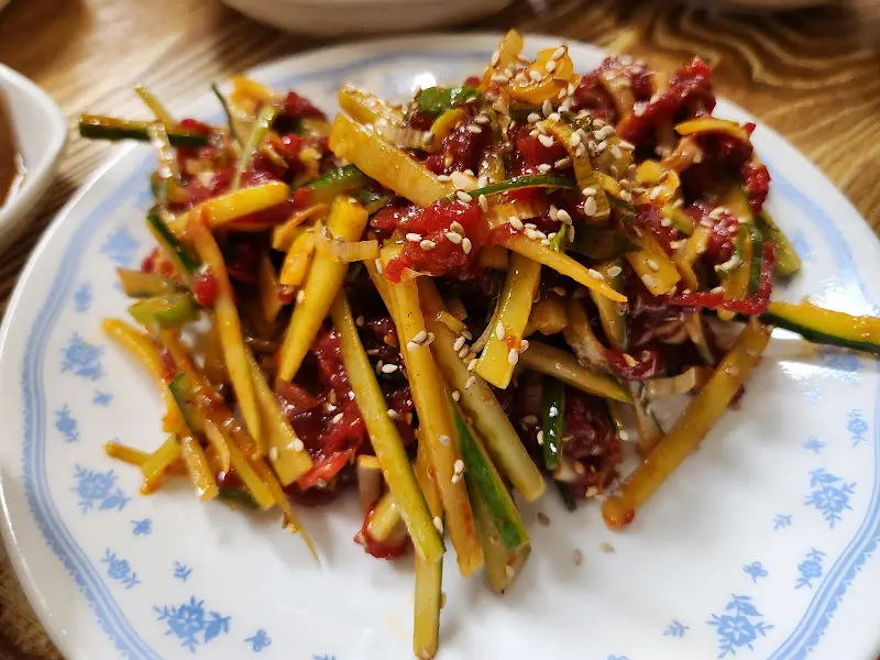 생고기 (육회) 와 오이무침의 조화