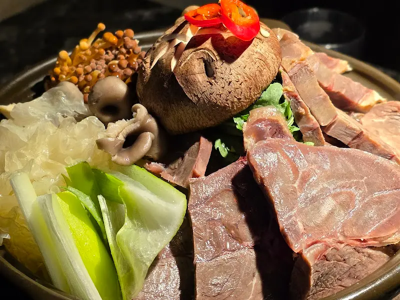 수육 전골의 푸짐한 비주얼