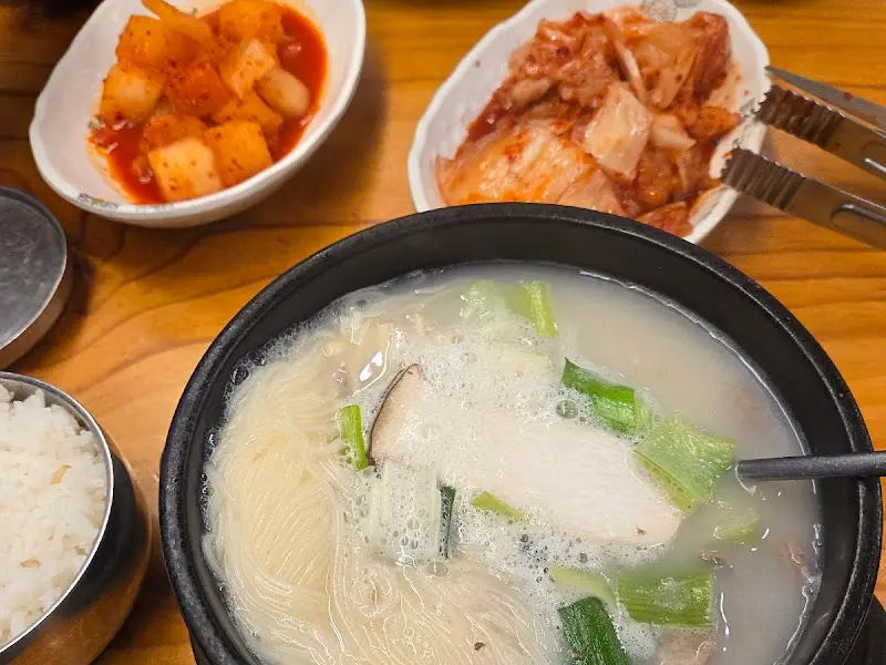 뽀얀 국물과 김치가 놓인 설렁탕 한 상 차림