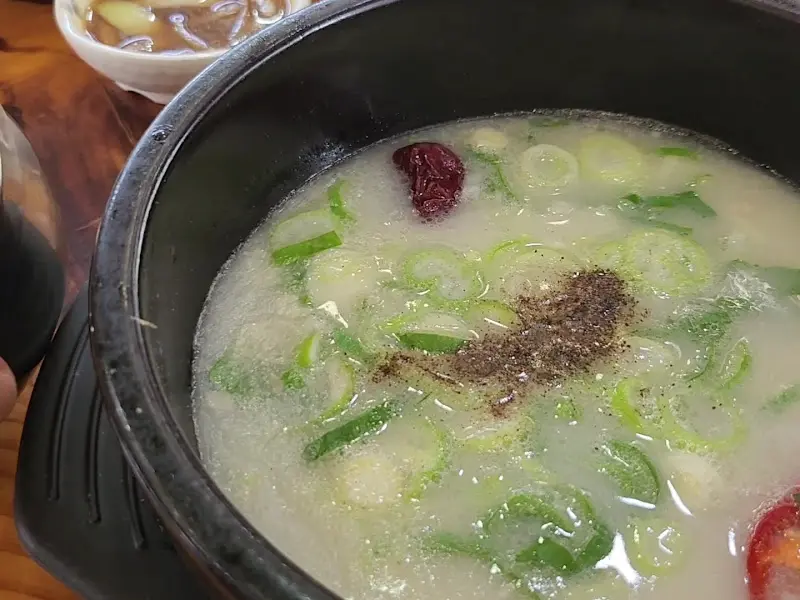 파가 듬뿍 뿌려진 설렁탕의 모습