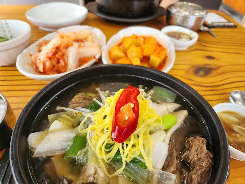 설렁탕과 함께 제공되는 김치와 깍두기