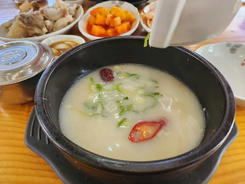 도가니탕에 파를 넣는 모습