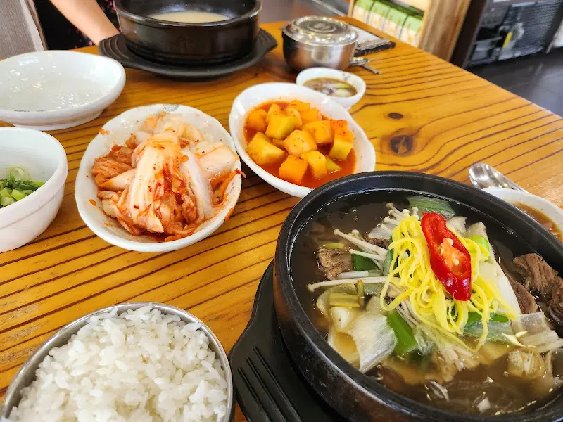 테이블 위에 놓인 설렁탕 한 상 차림