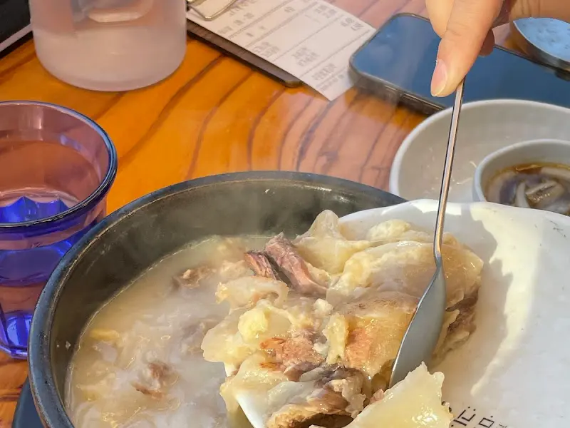 도가니탕 속 도가니를 건져 올리는 모습