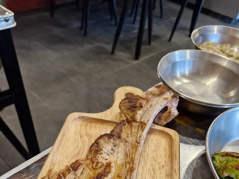 먹음직스러운 갈비 한 상