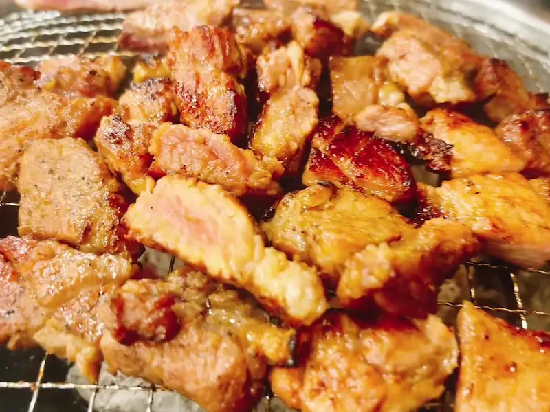 숯불에 구워진 돼지갈비