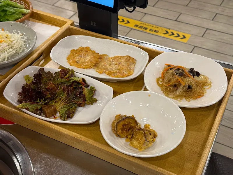 고기, 면, 밥을 함께 즐기는 푸짐한 식사