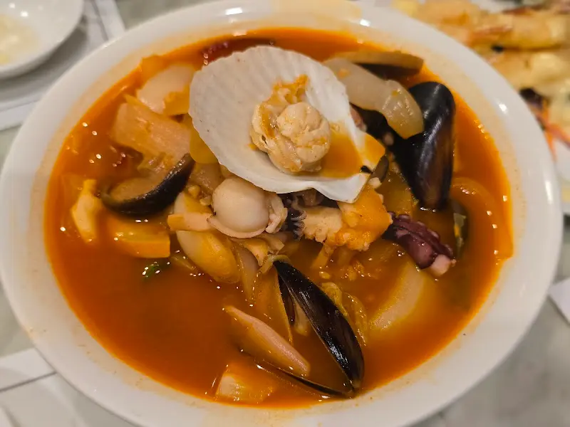 푸짐한 해산물이 인상적인 삼선짬뽕