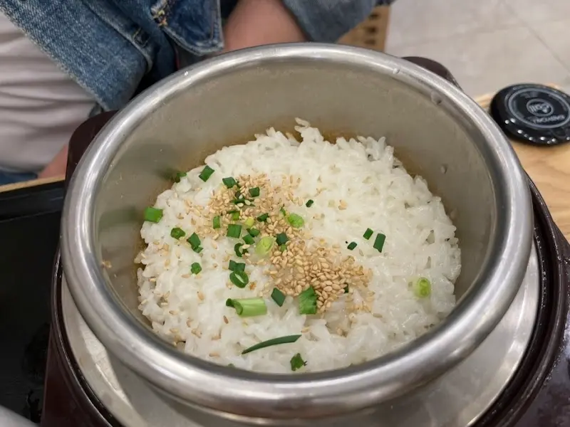 윤기가 흐르는 밥