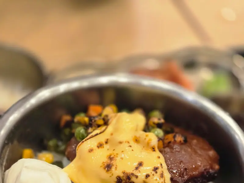 치즈가 듬뿍 올라간 함박스테이크 솥밥