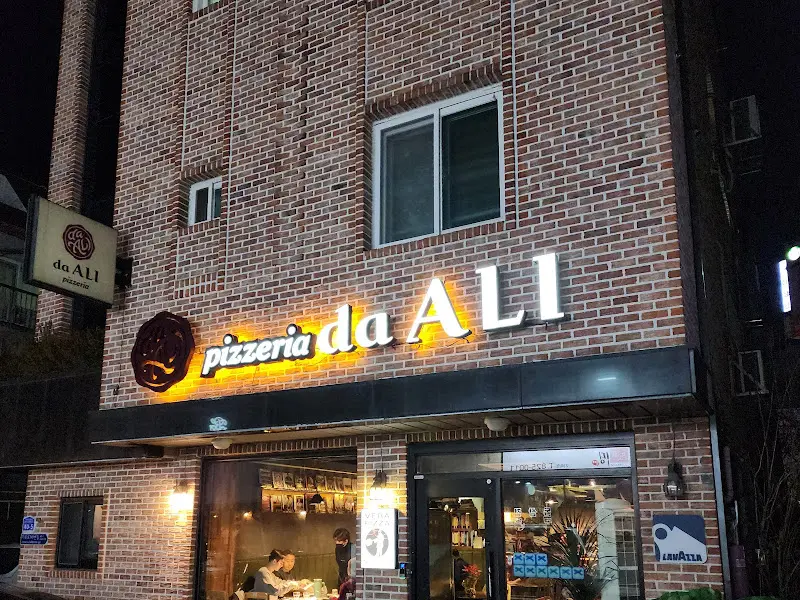 싱싱한 루꼴라가 듬뿍 올라간 샐러드