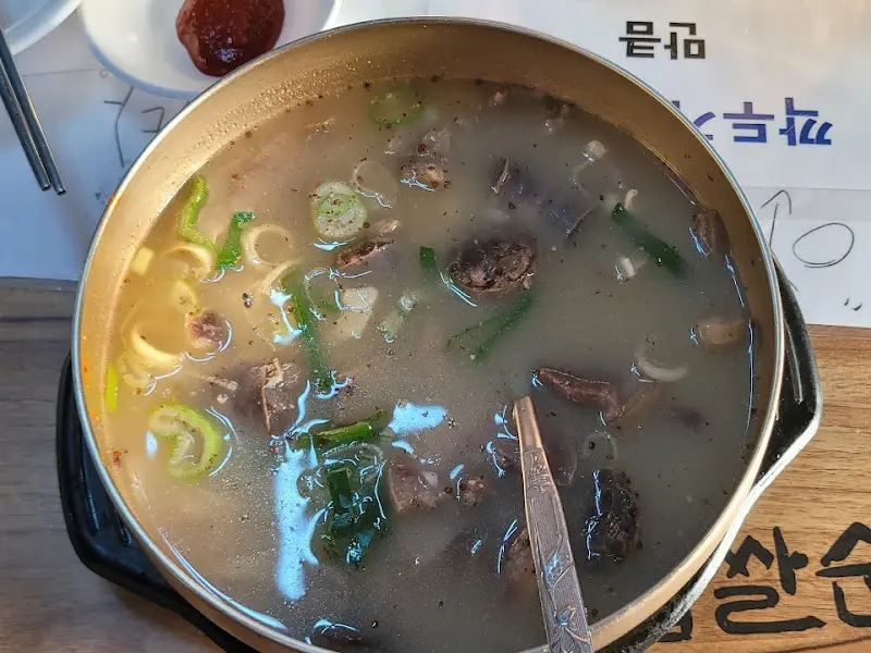 깔끔한 국물이 인상적인 순대국밥