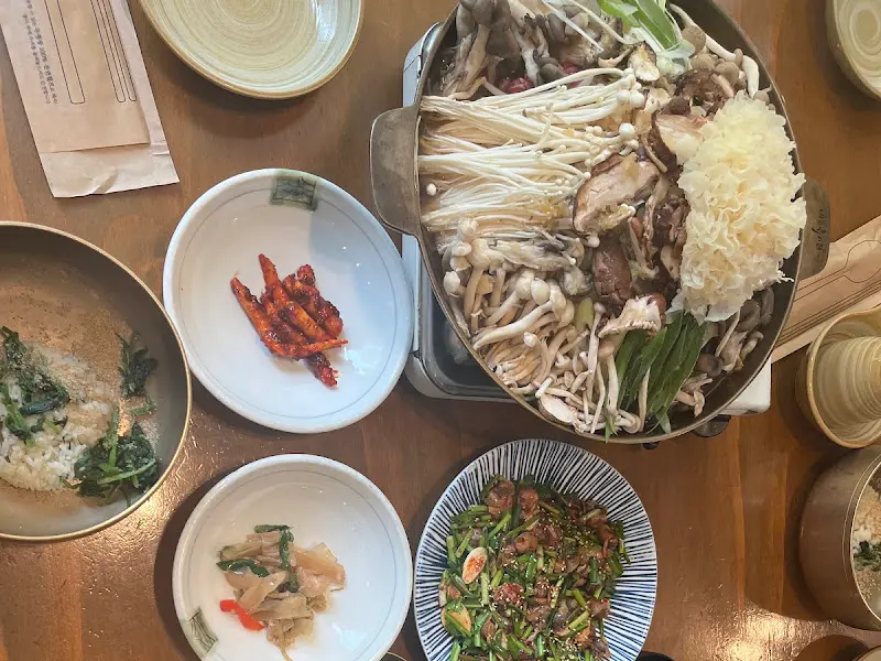 다양한 버섯이 들어간 전골