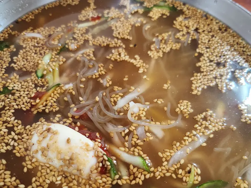 살얼음은 없지만 깨가 듬뿍 뿌려진 곰보냉면 물냉면