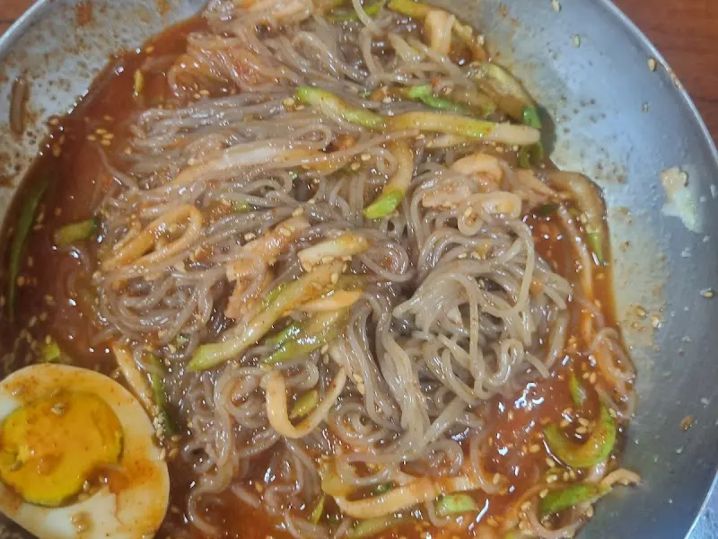 양념이 넉넉하게 올려진 곰보냉면 비빔냉면