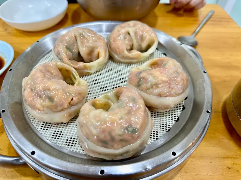 윤기가 흐르는 곰보냉면 통만두