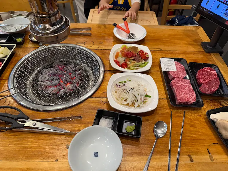 숯불과 테이블 세팅