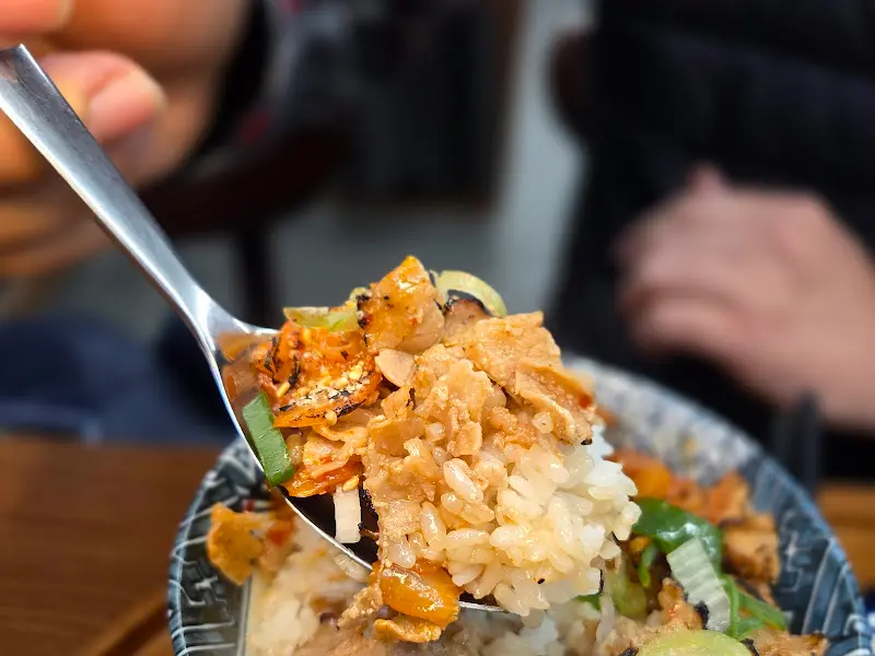 불향이 가득한 김치미니부타동